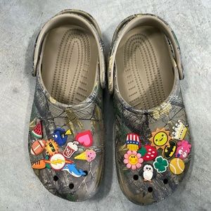 Camo/ Real tree Crocs Size Women 9/ Men 7.
